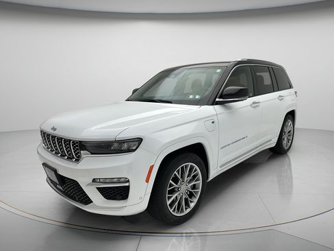 Used 2023 Jeep Grand Cherokee Summit AWD/4WD image 3