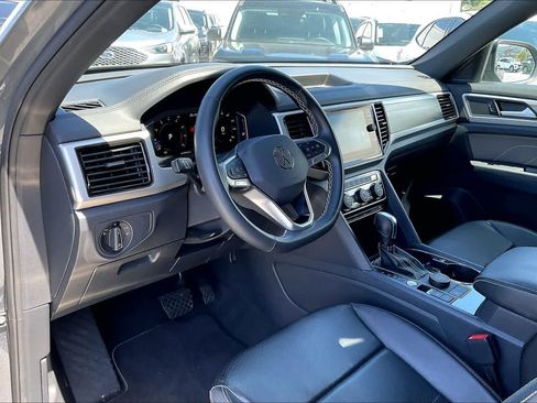 Used 2022 Volkswagen Atlas Cross Sport SE AWD/4WD image 2