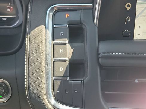 Used 2024 GMC Yukon XL SLT w/ SLT Luxury Package AWD/4WD image 16