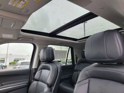 Certified 2025 Lincoln Navigator L Reserve AWD/4WD image 4