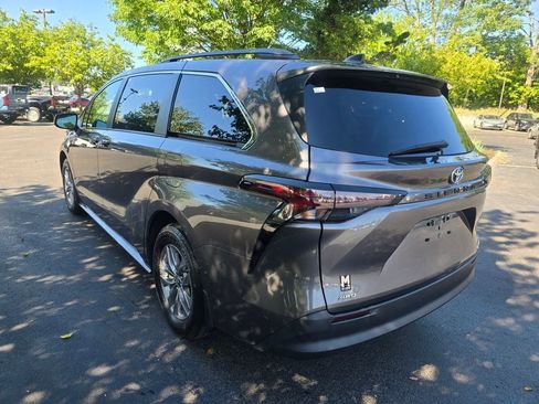 Used 2024 Toyota Sienna LE AWD/4WD image 6