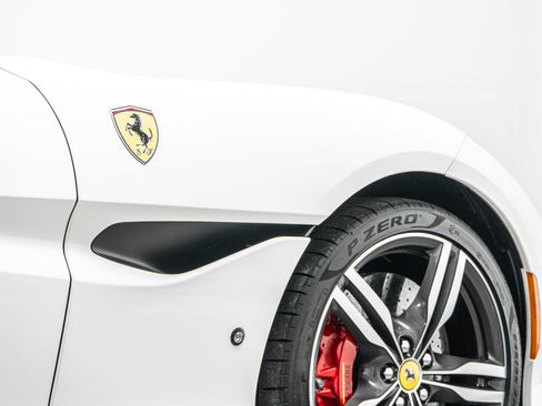 Used 2019 Ferrari Portofino RWD image 34
