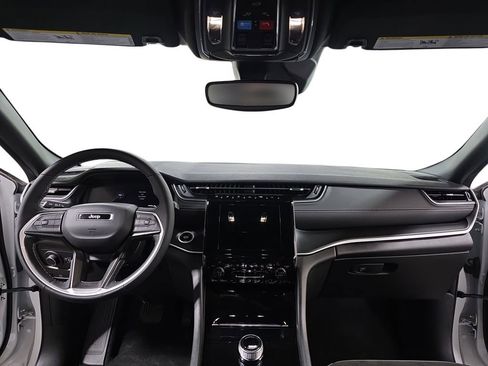 Used 2023 Jeep Grand Cherokee Altitude AWD/4WD image 9