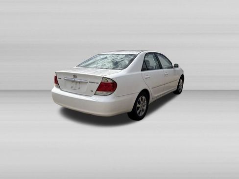 Used 2005 Toyota Camry XLE w/ VSC & Side Airbag Pkg FWD image 5