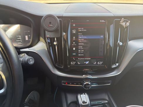 Used 2019 Volvo XC60 T5 Momentum w/ Premium Package image 9