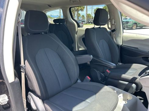 Used 2022 Chrysler Voyager LX FWD image 40