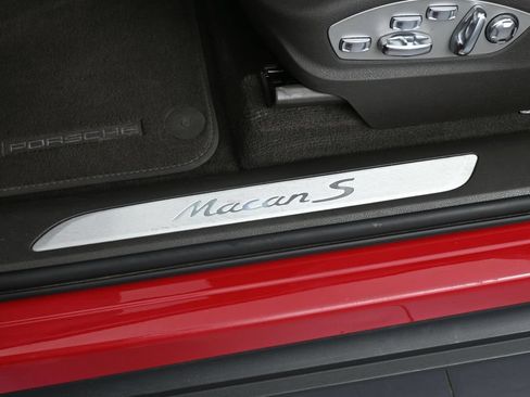 Certified 2022 Porsche Macan S AWD/4WD image 16