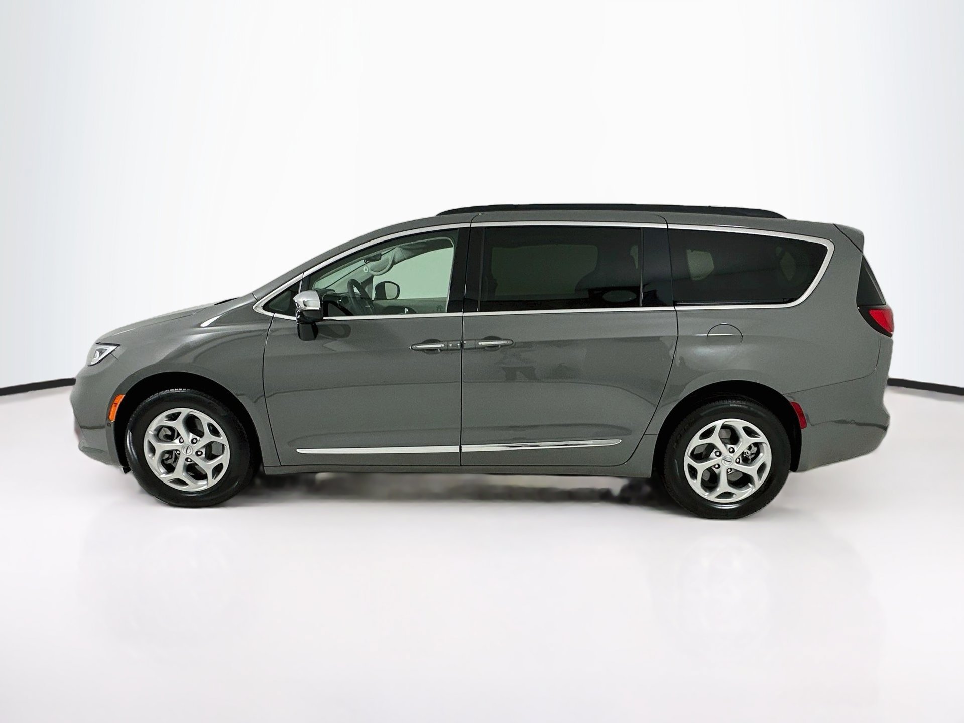 Used 2023 Chrysler Pacifica Limited w/ Uconnect Theater Family Group AWD/4WD image 5