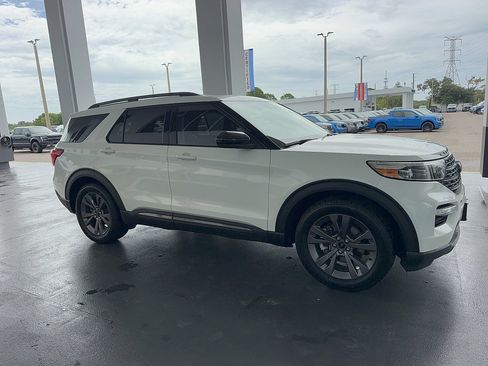 Certified 2022 Ford Explorer XLT w/ Equipment Group 202A RWD image 5