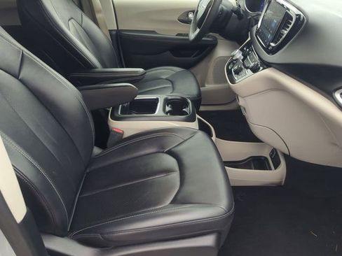 Used 2024 Chrysler Pacifica Touring-L FWD image 25