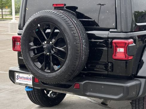 Used 2022 Jeep Wrangler Unlimited Sahara image 6