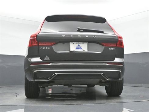 Used 2025 Volvo XC60 B5 Plus image 40