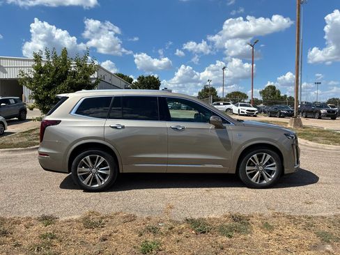 Used 2022 Cadillac XT6 Premium Luxury AWD/4WD image 4