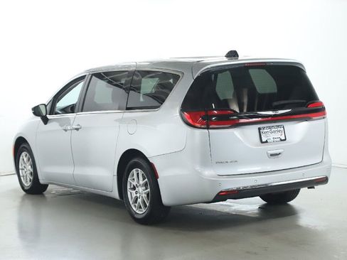 Used 2024 Chrysler Pacifica Touring-L FWD image 38