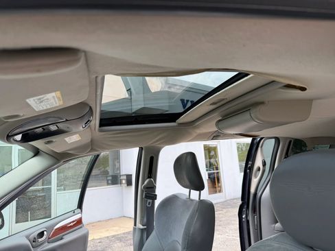Used 2007 Chrysler Town & Country Limited FWD image 14