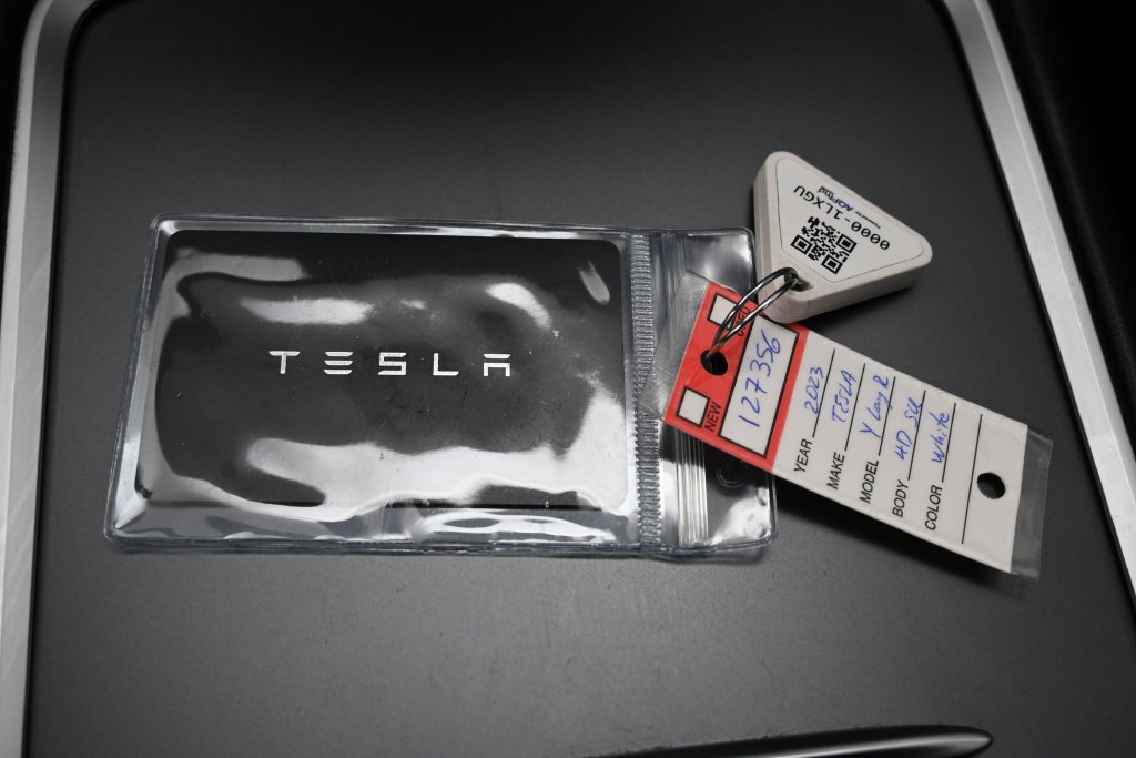 Used 2023 Tesla Model Y Long Range AWD/4WD image 35