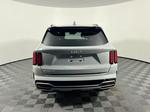Used 2022 Kia Sorento EX w/ Panoramic Sunroof Package FWD image 4