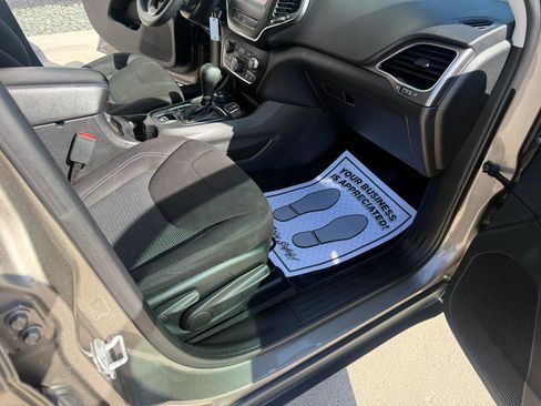 Used 2019 Jeep Cherokee Latitude w/ Popular Appearance Group AWD/4WD image 15
