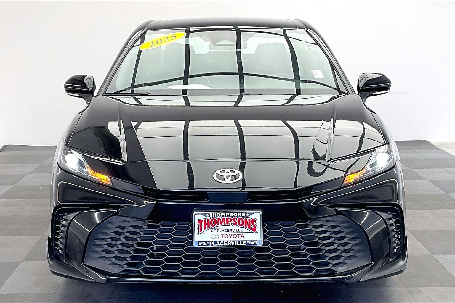 Used 2025 Toyota Camry SE FWD image 2