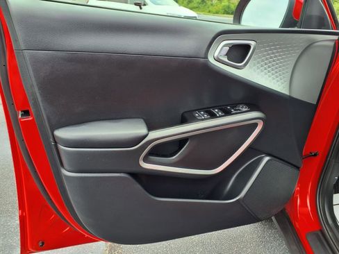 Used 2023 Kia Soul LX image 4
