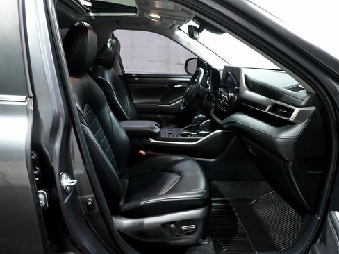 Certified 2023 Toyota Highlander L image 13