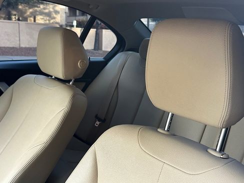 Used 2018 BMW 320i Sedan image 18