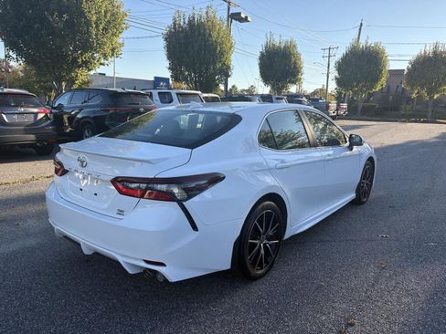 Used 2024 Toyota Camry SE image 7