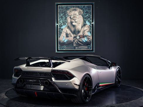 Used 2018 Lamborghini Huracan Performante AWD/4WD image 32
