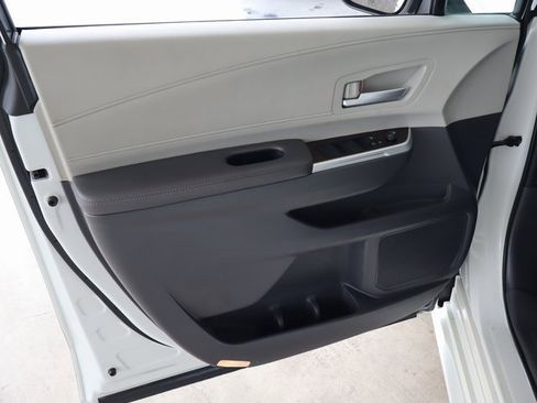 Used 2021 Toyota Sienna XLE image 18