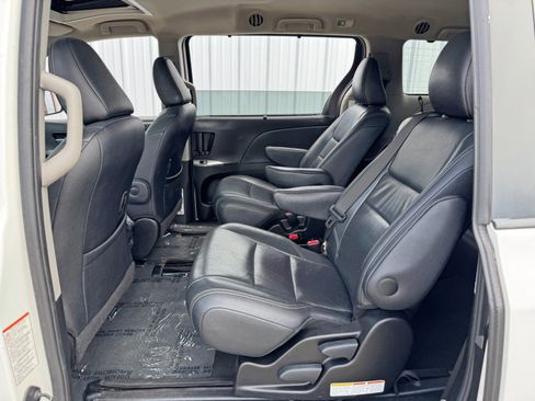 Used 2015 Toyota Sienna SE Premium image 39