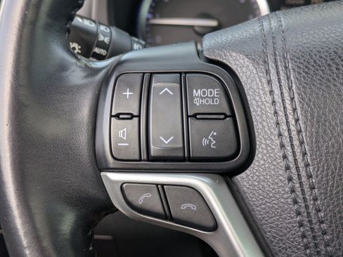 Used 2018 Toyota Highlander SE image 25