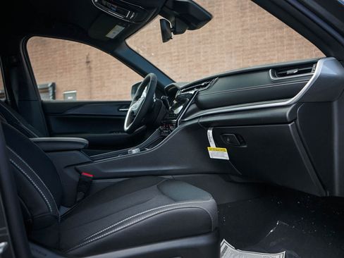 New 2025 Jeep Grand Cherokee Laredo w/ Luxury Tech Group I image 11