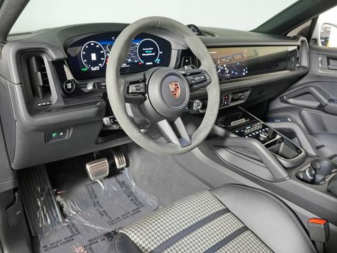 Certified 2025 Porsche Cayenne GTS AWD/4WD image 4