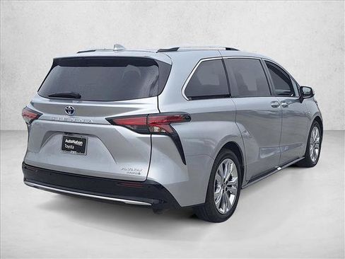 Used 2021 Toyota Sienna Platinum FWD image 6