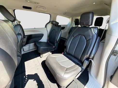 Used 2024 Chrysler Pacifica Touring-L image 20