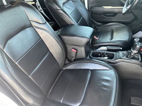 Used 2019 Jeep Wrangler Unlimited Sahara image 38