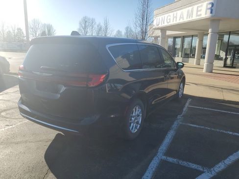Used 2023 Chrysler Pacifica Touring-L image 9