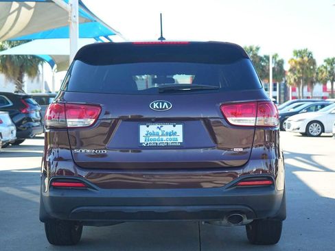 Used 2017 Kia Sorento LX image 5