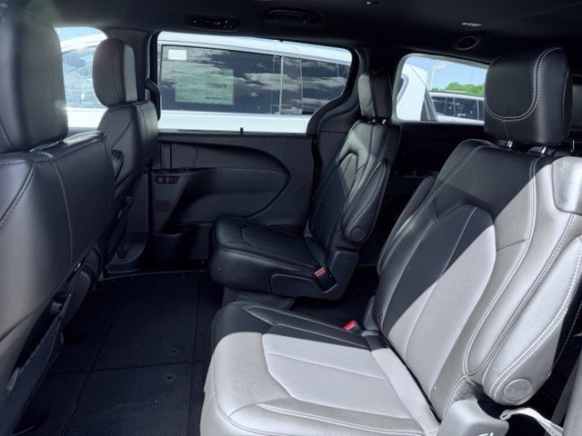 New 2027 Chrysler Pacifica Select FWD image 20