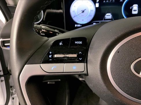 Used 2025 Hyundai Elantra SEL image 18