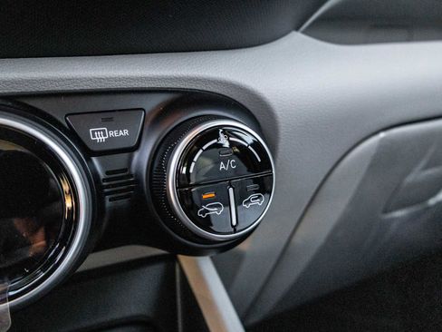 Used 2025 Hyundai Venue SEL image 26