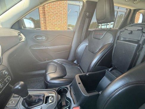 Used 2019 Jeep Cherokee Trailhawk w/ Comfort/Convenience Group AWD/4WD image 25