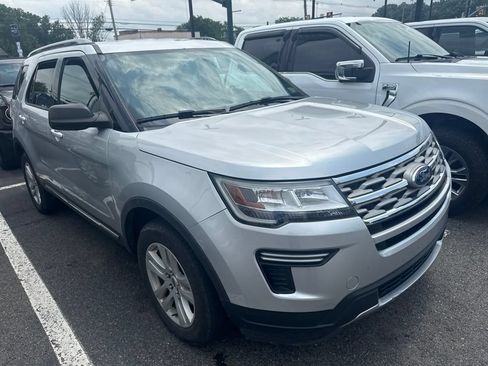 Used 2018 Ford Explorer XLT AWD/4WD image 4