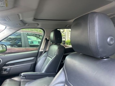 Used 2020 Land Rover Discovery Landmark image 6