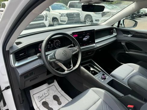 Used 2026 Volkswagen Tiguan SE FWD image 3