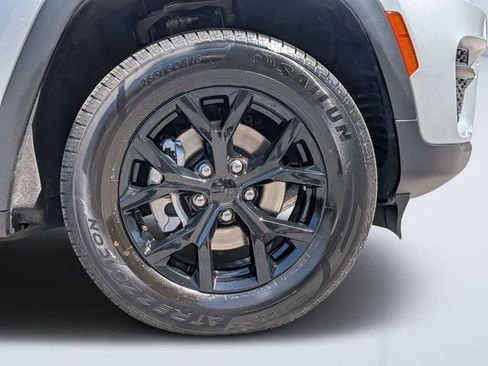 Used 2024 Jeep Grand Cherokee Altitude AWD/4WD image 8