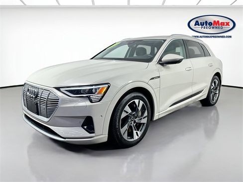 Used 2022 Audi e-tron Premium Plus image 5