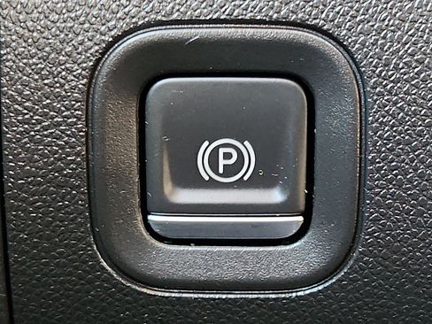 Used 2020 Chevrolet Silverado 1500 Custom w/ Custom Value Package image 25