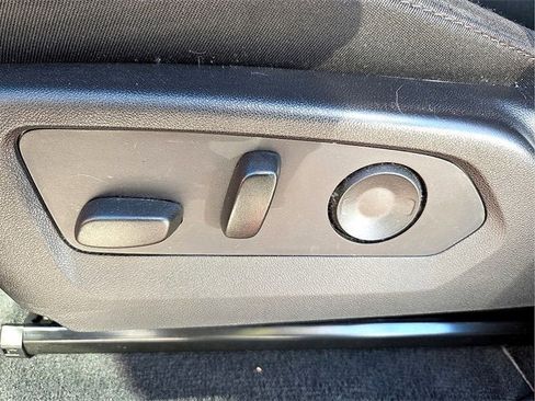 Used 2024 Chevrolet Colorado Trail Boss w/ Technology Package image 17