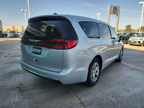 Used 2024 Chrysler Pacifica Limited FWD image 7